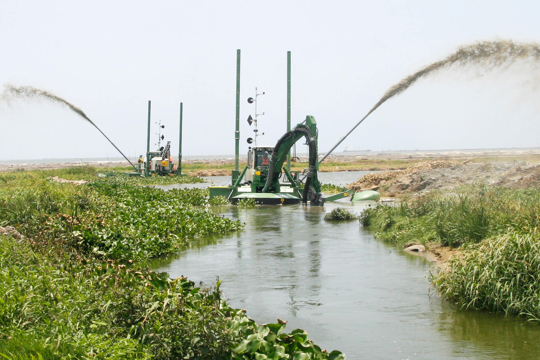 水王挖泥船-絞吸除草.jpg