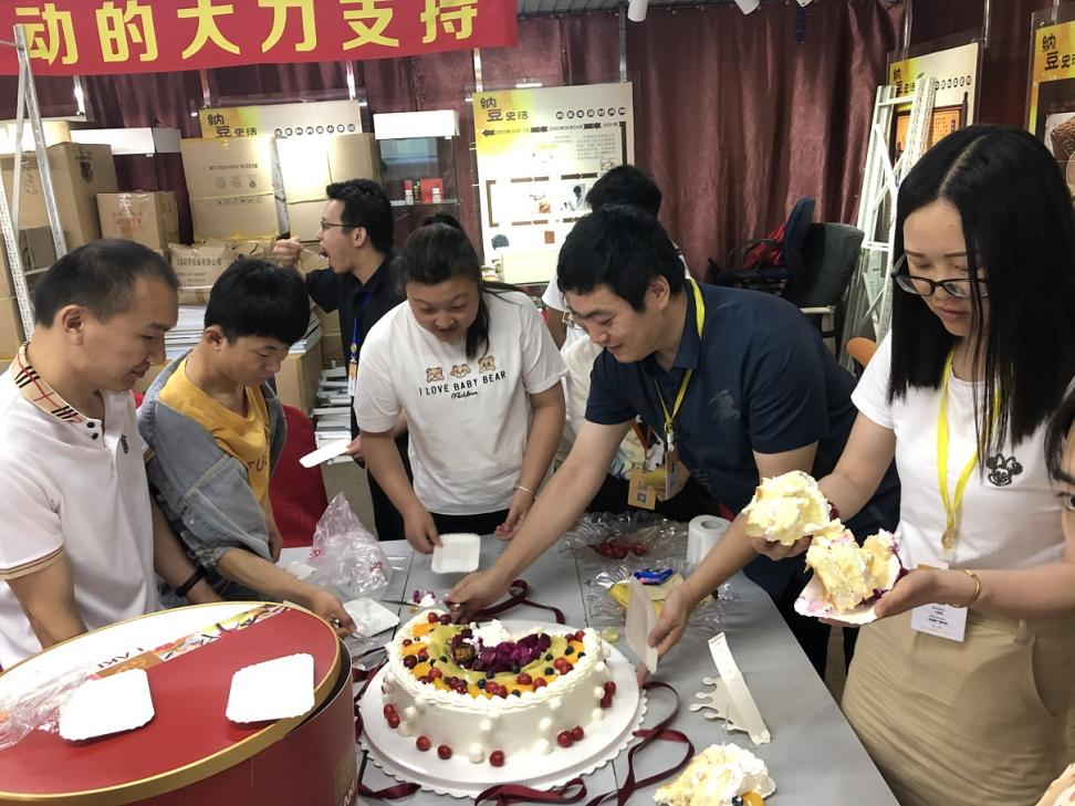 分享生日蛋糕