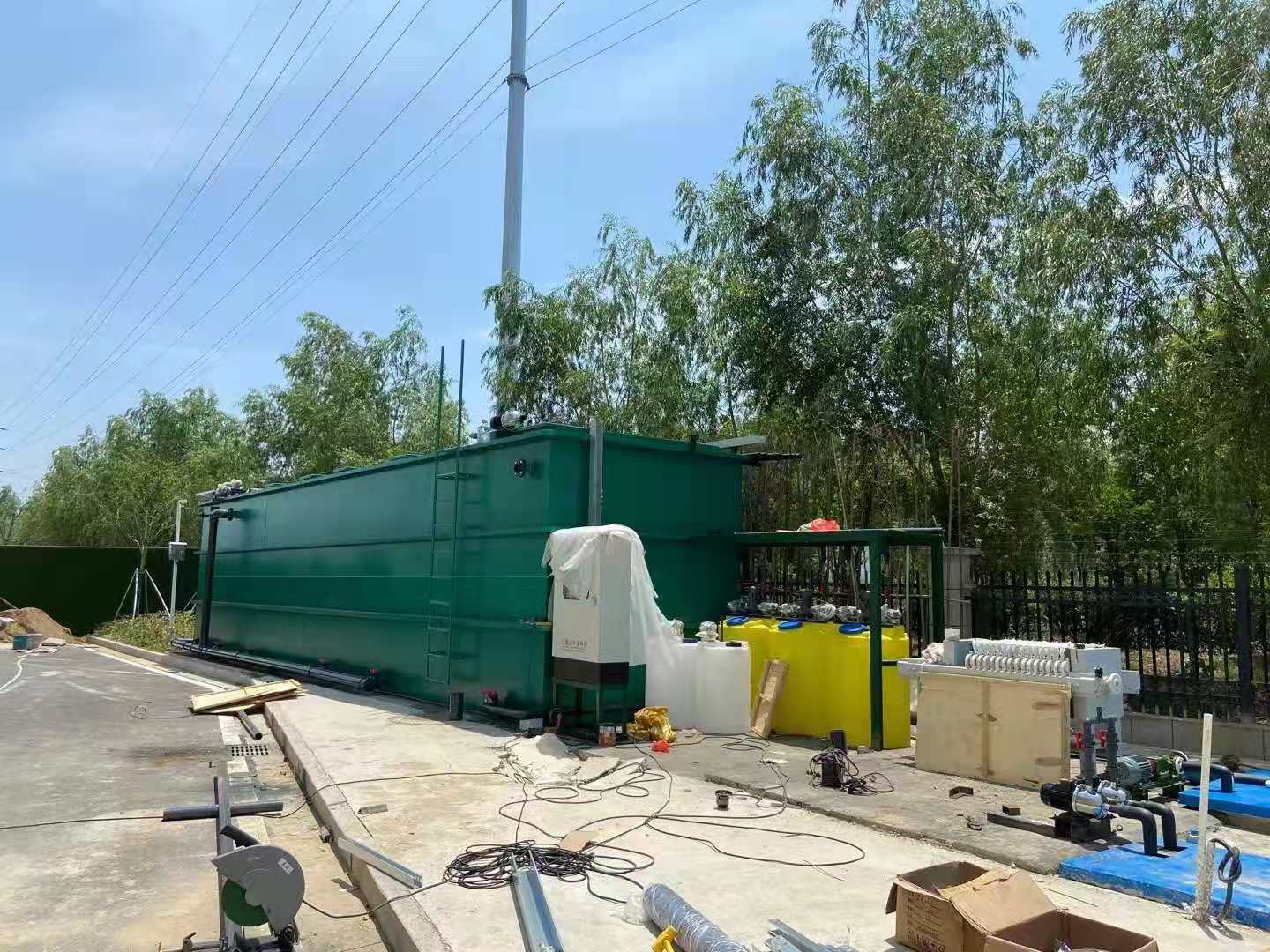 一體化污水處理廠家淺析二沉池表面出現(xiàn)黑色塊狀污泥的原因是什么？