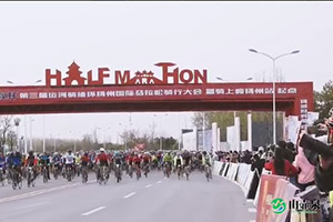 致力公益事業(yè)，愛(ài)心成就未來(lái)，公益路上山壺泉一直在。