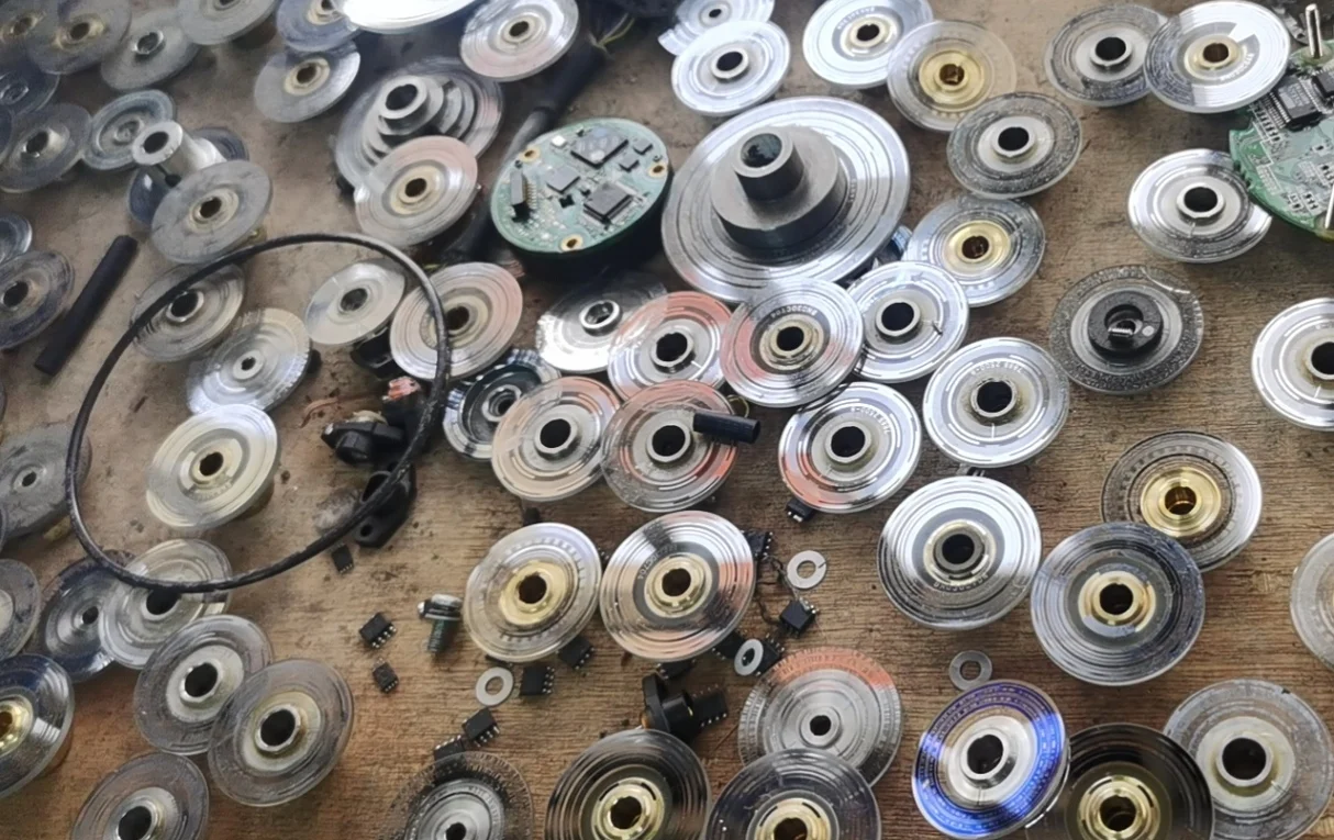 電子廠送修一批三菱伺服電機，故障現象為AL.20  AL.16等