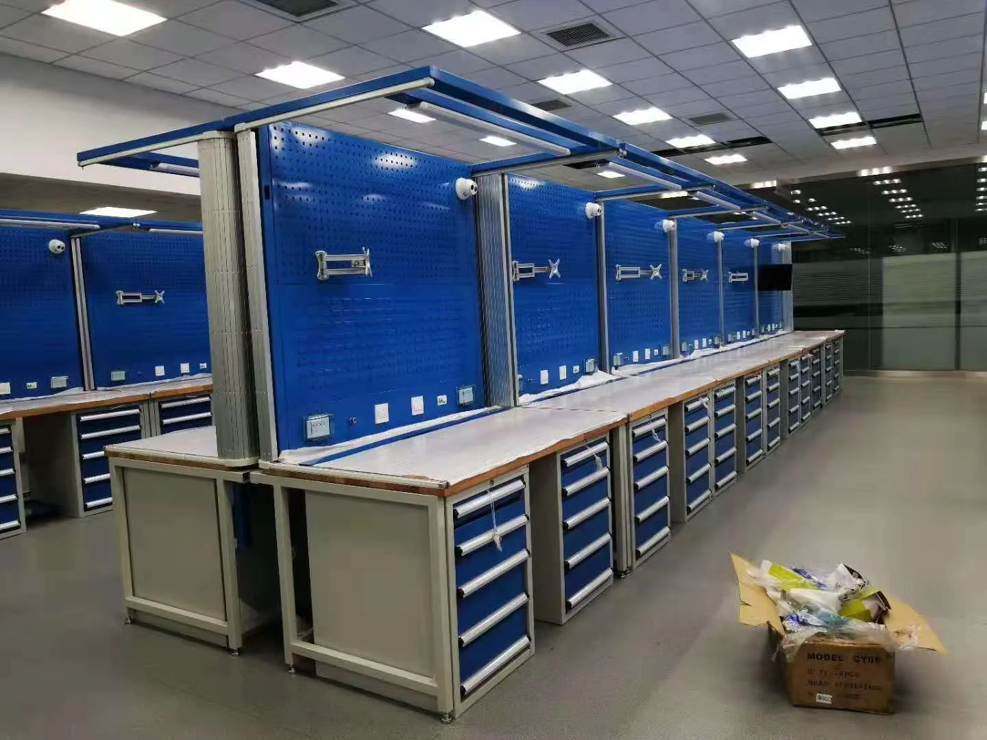 工作臺安裝現(xiàn)場