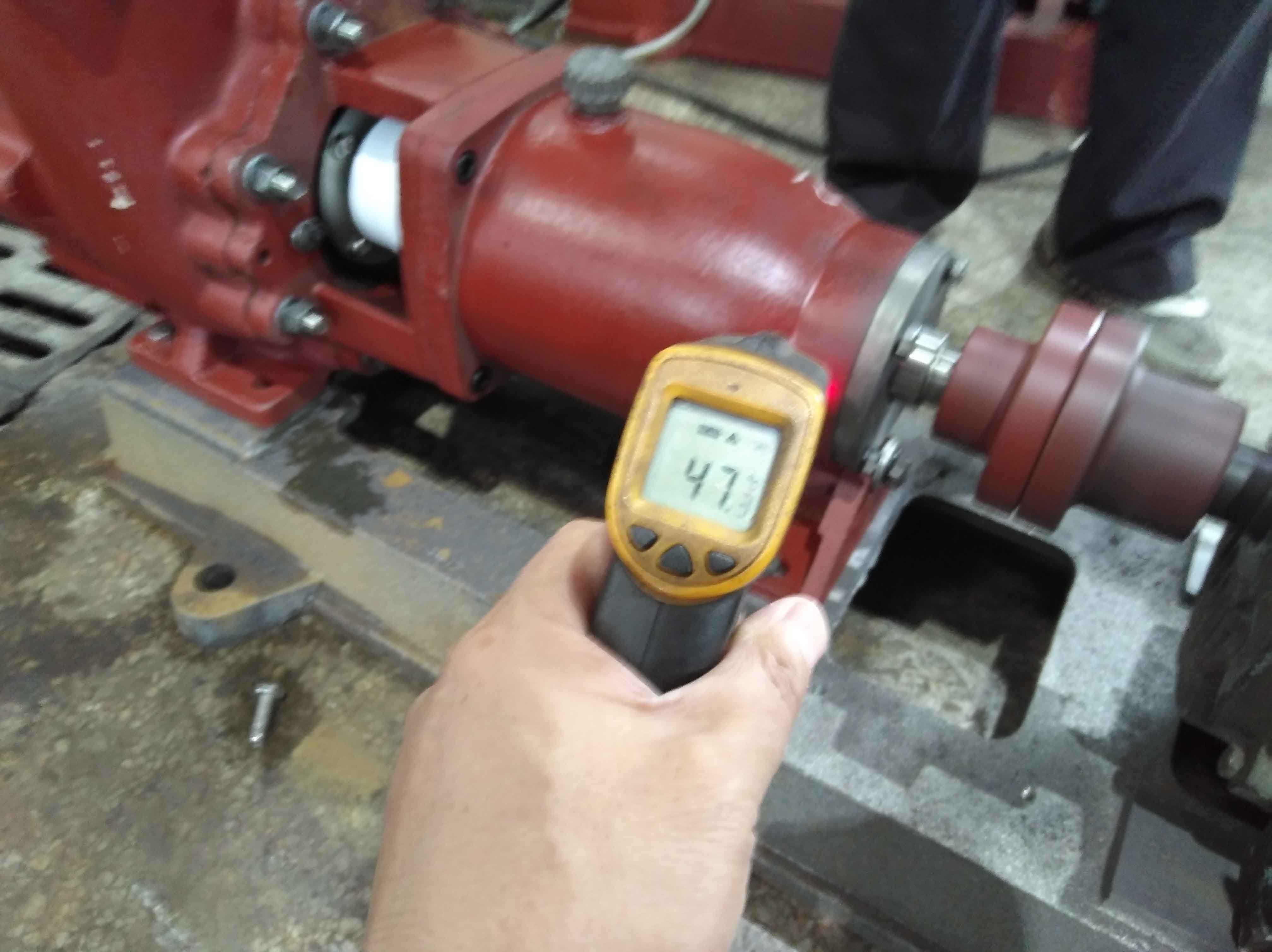 手持式紅外線測溫儀測襯氟泵電機軸承溫升情況.jpg