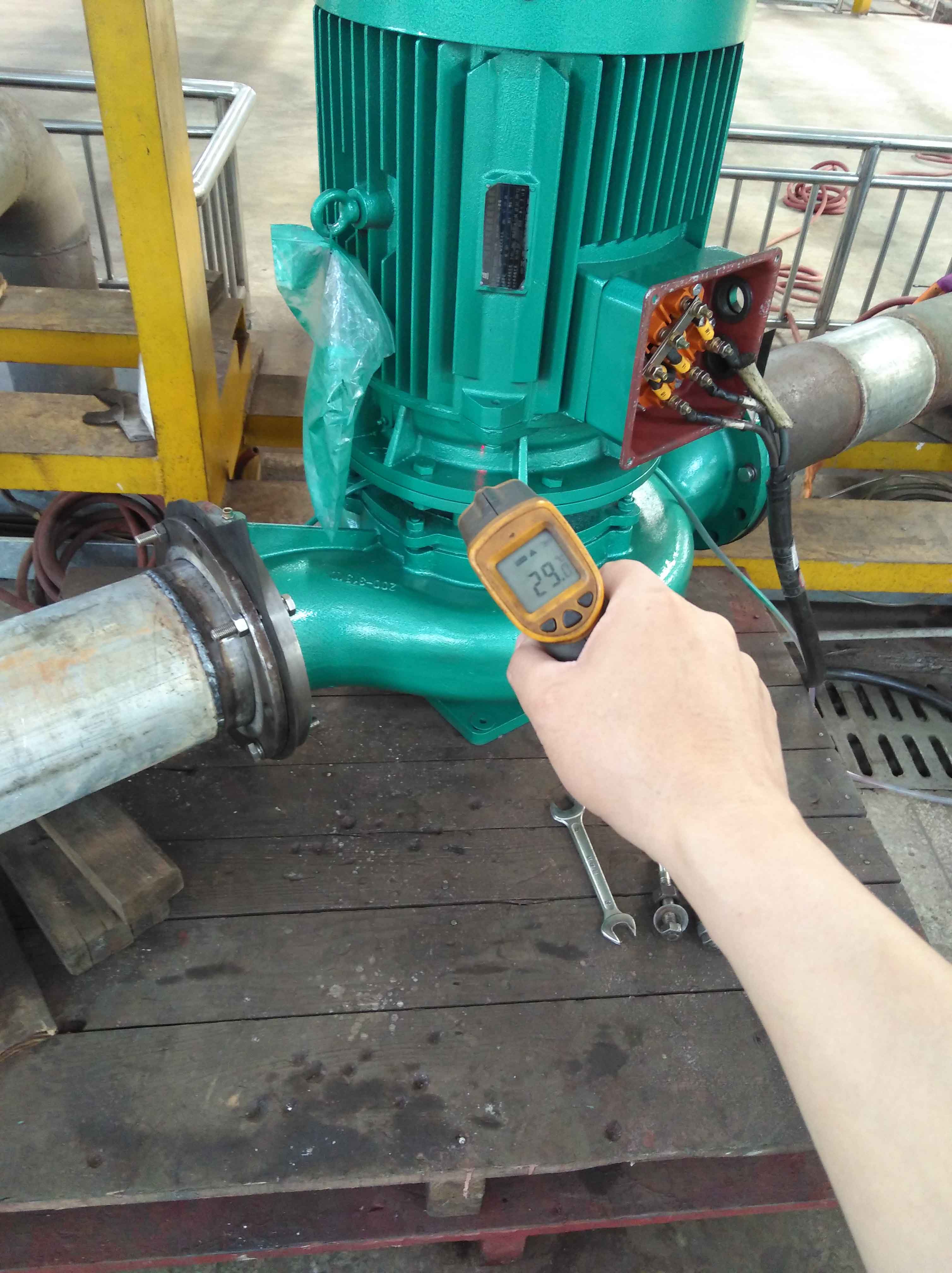 手持式紅外線測溫儀測試泵電機軸承溫度.jpg