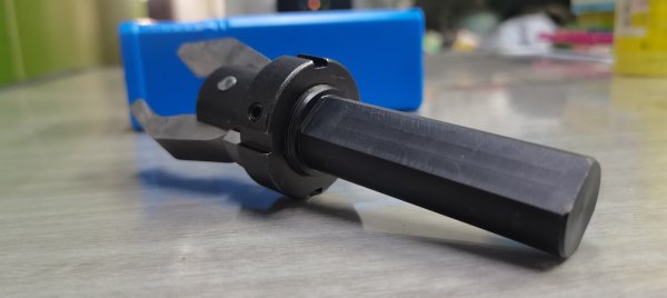 前端調(diào)節(jié)式車床拉料器