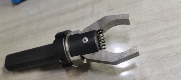 前端調(diào)節(jié)式車床拉料器