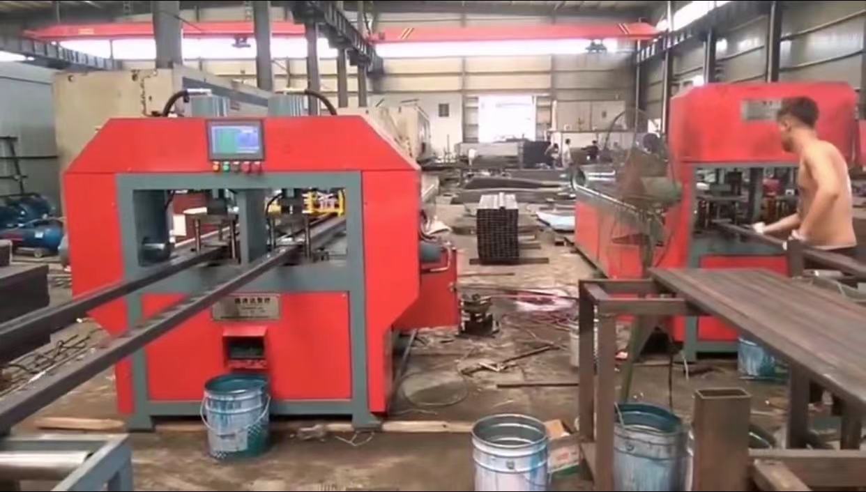 爬架管材沖孔機