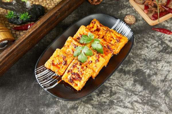 品臭坊臭豆腐為您介紹黃色臭豆腐跟黑色臭豆腐有什么不一樣