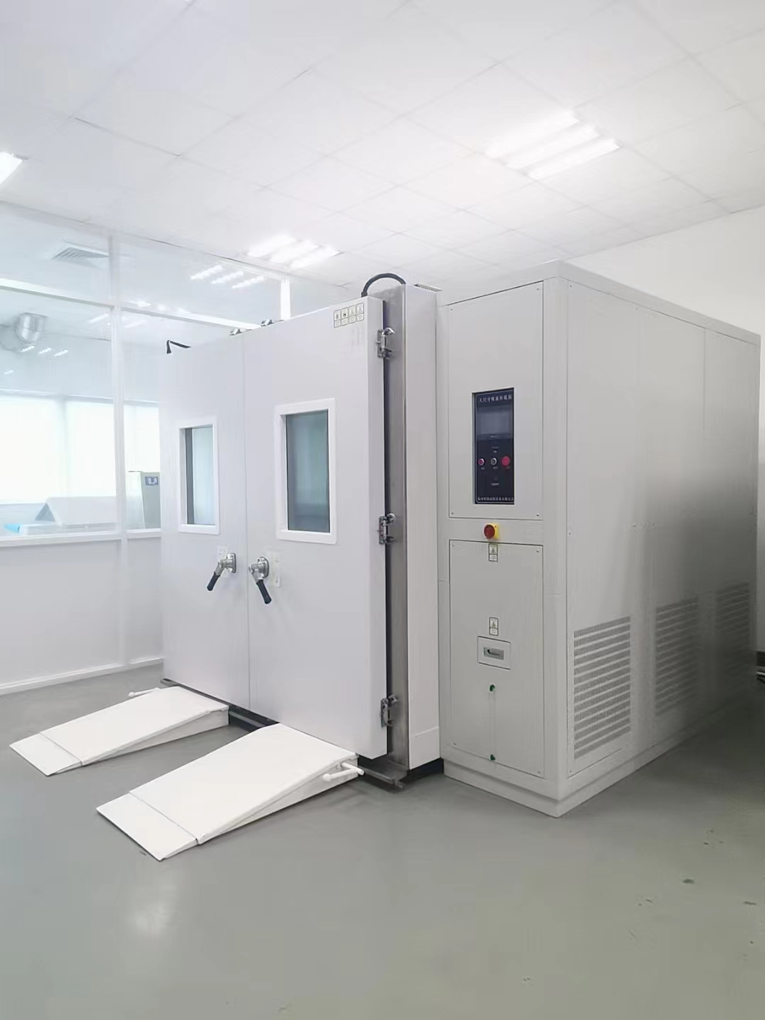 步入式高低溫試驗(yàn)室
