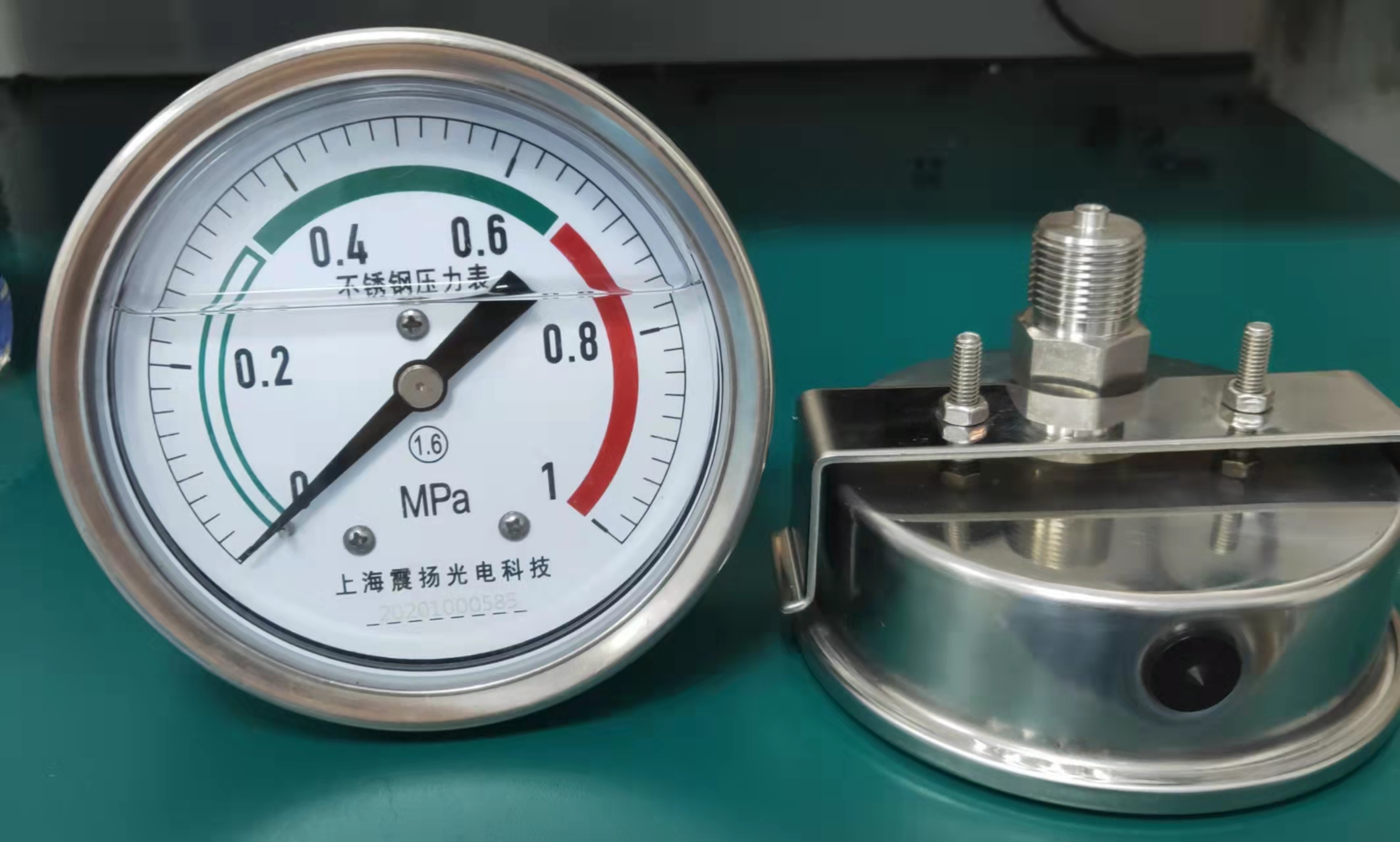 轴向带支架压力表