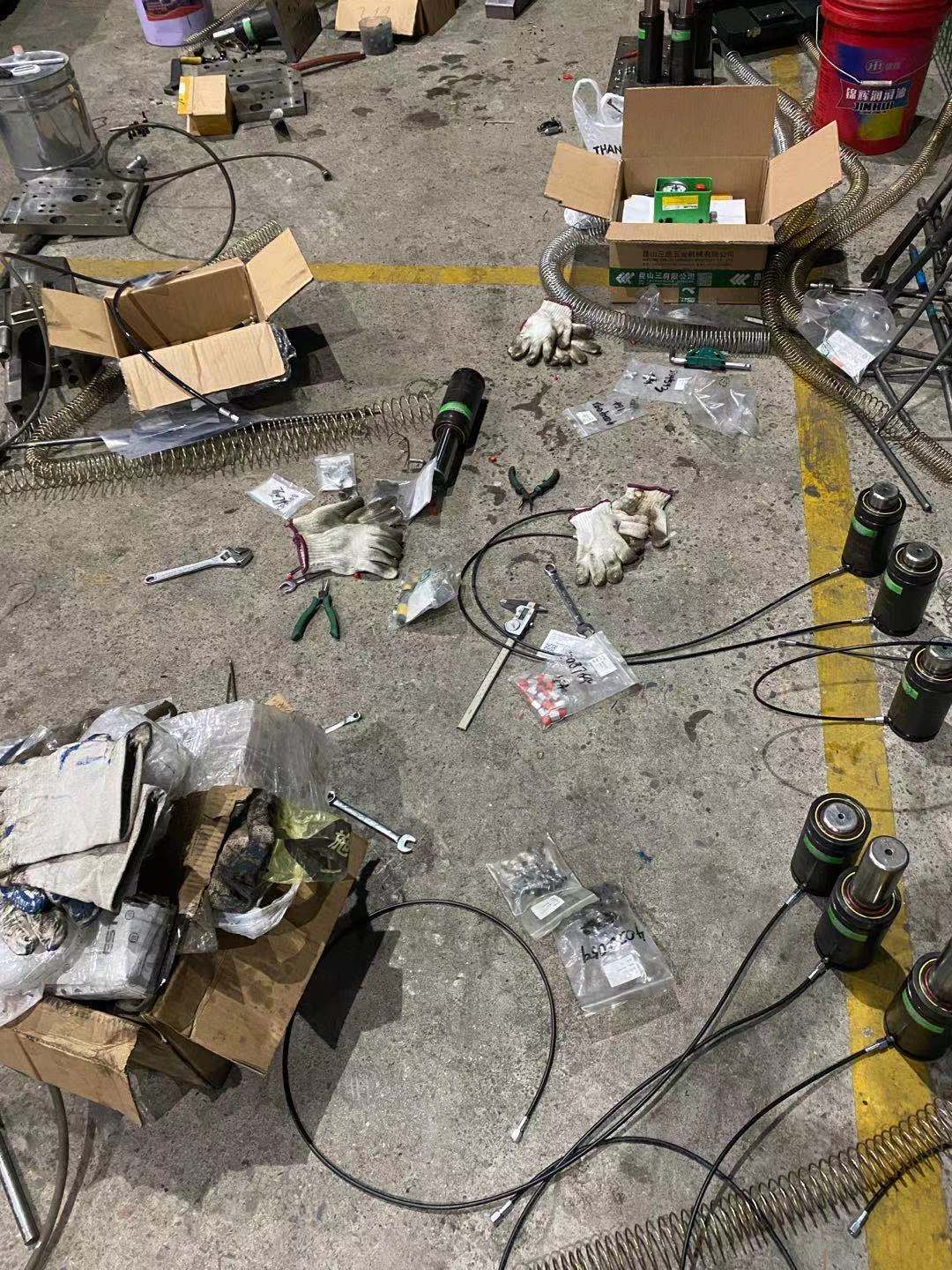 昆山三慮五金配合客戶現(xiàn)場安裝氮氣彈簧管路 昆山三慮五金配合客戶現(xiàn)場安裝氮氣彈簧管路