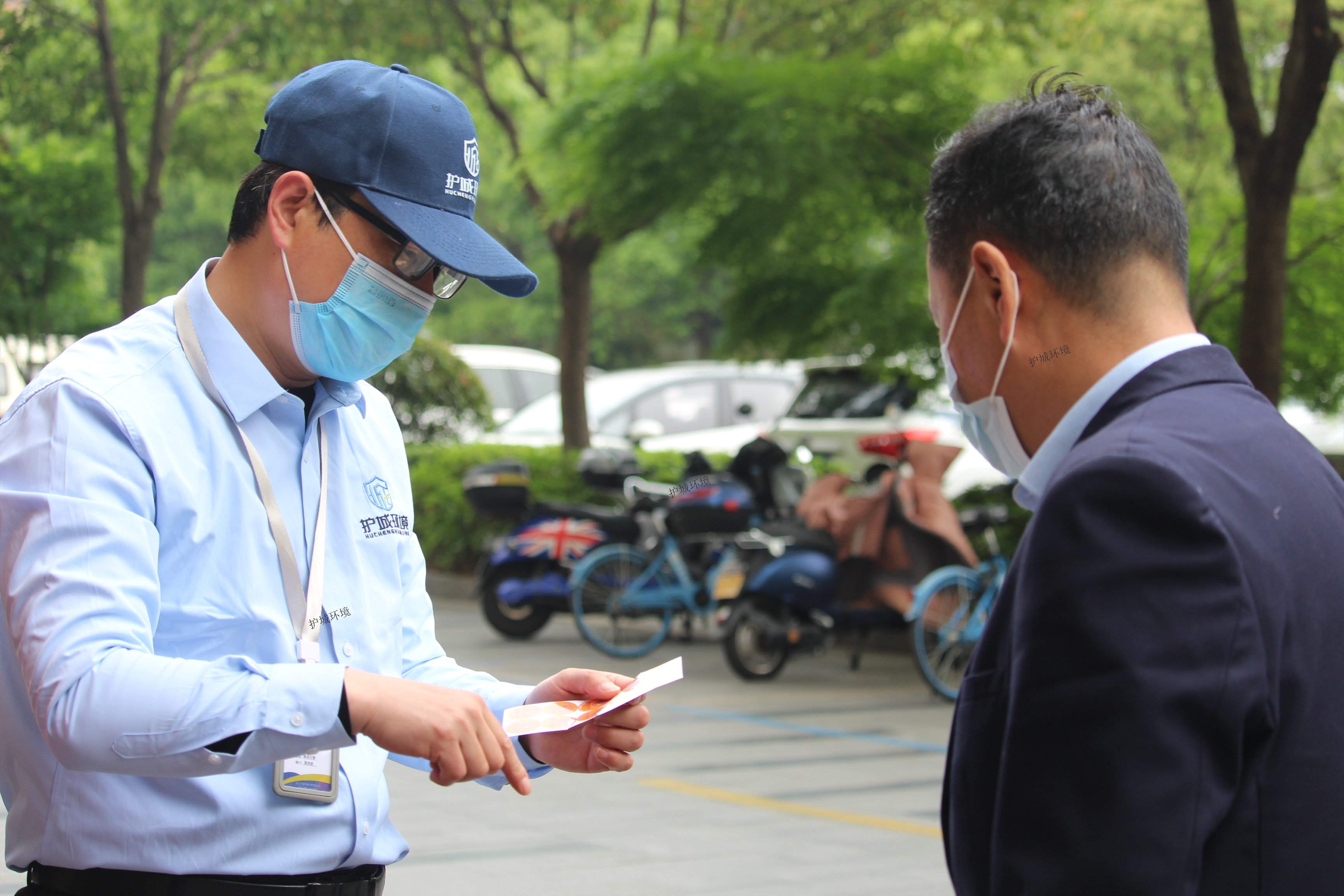 客戶現(xiàn)場為客戶講解有關(guān)蟲害防治解決方法相關(guān)知識