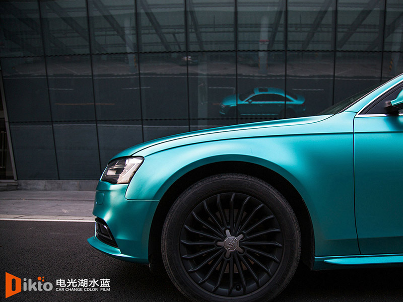 奧迪A4L（電光湖水藍(lán)）