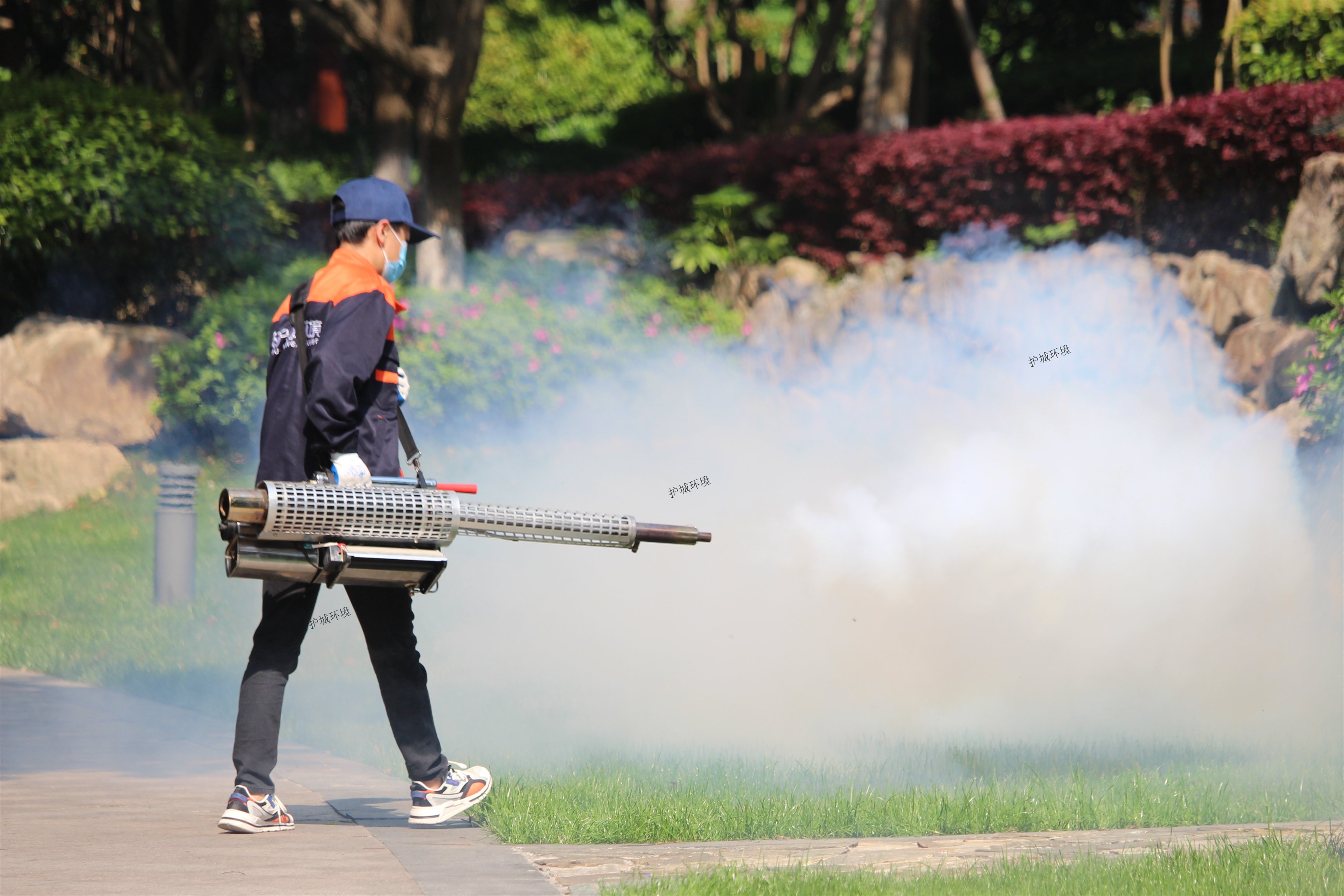 進(jìn)行大面積蚊蠅消殺