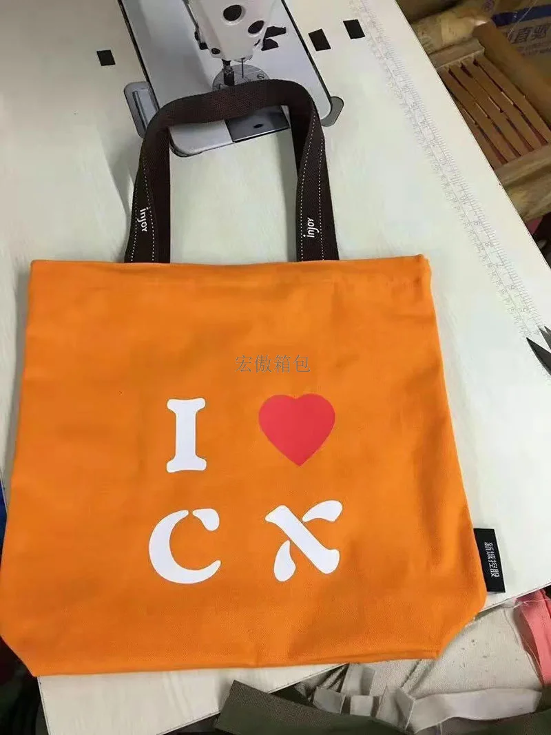 宏傲箱包聯(lián)合新城控股完成一萬帆布包緊急制作2.jpg