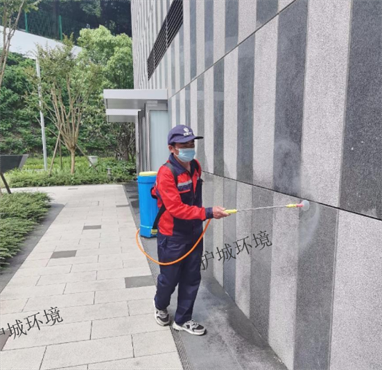 通過化學(xué)藥物噴灑減少蚊蠅飛蟲孳生