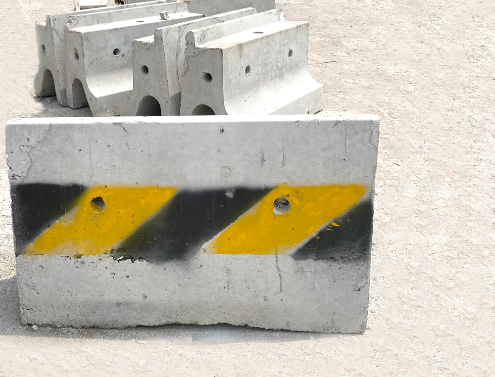 水泥隔離墩.jpg 水泥隔離墩.jpg