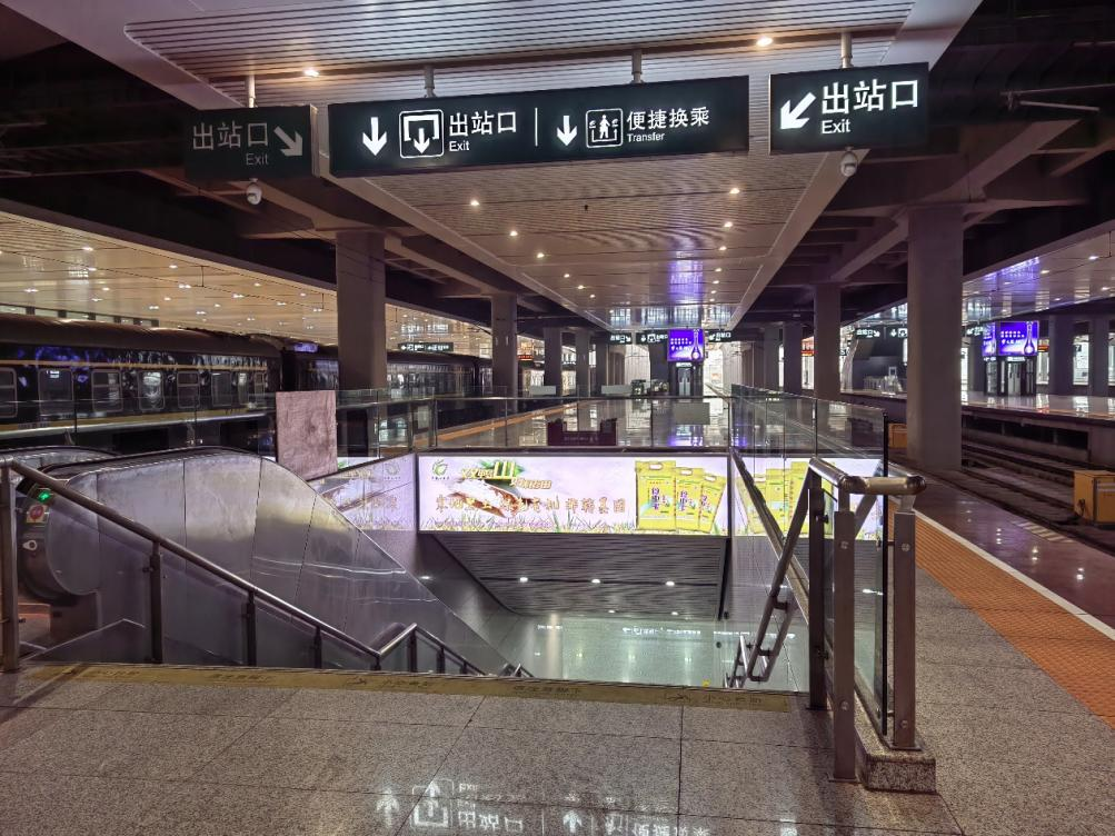 戶外寶廣告網(wǎng)投放案例—重慶高鐵站楣頭燈箱篇