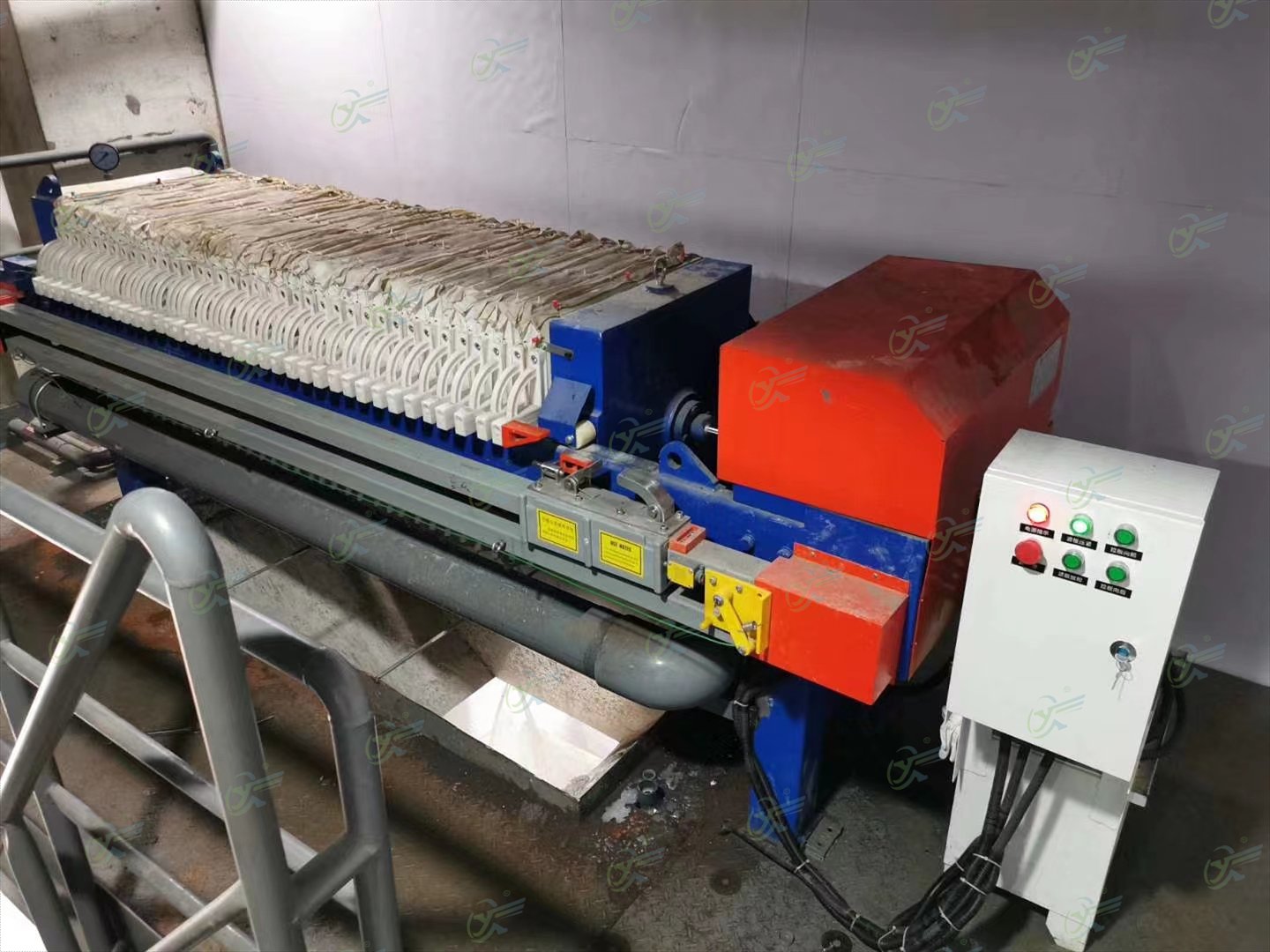 重慶萊寶科技污水處理站小型自動拉板壓濾機調(diào)試