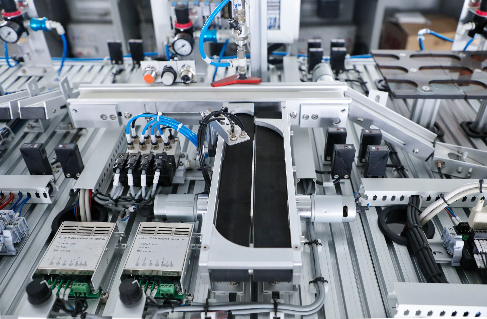 傳統(tǒng)電池化成與高溫夾具化成的區(qū)別