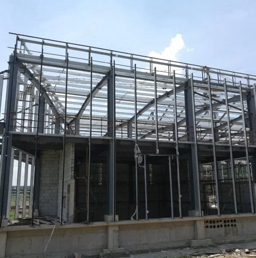 Building factory buildings using prefabricated steel frames