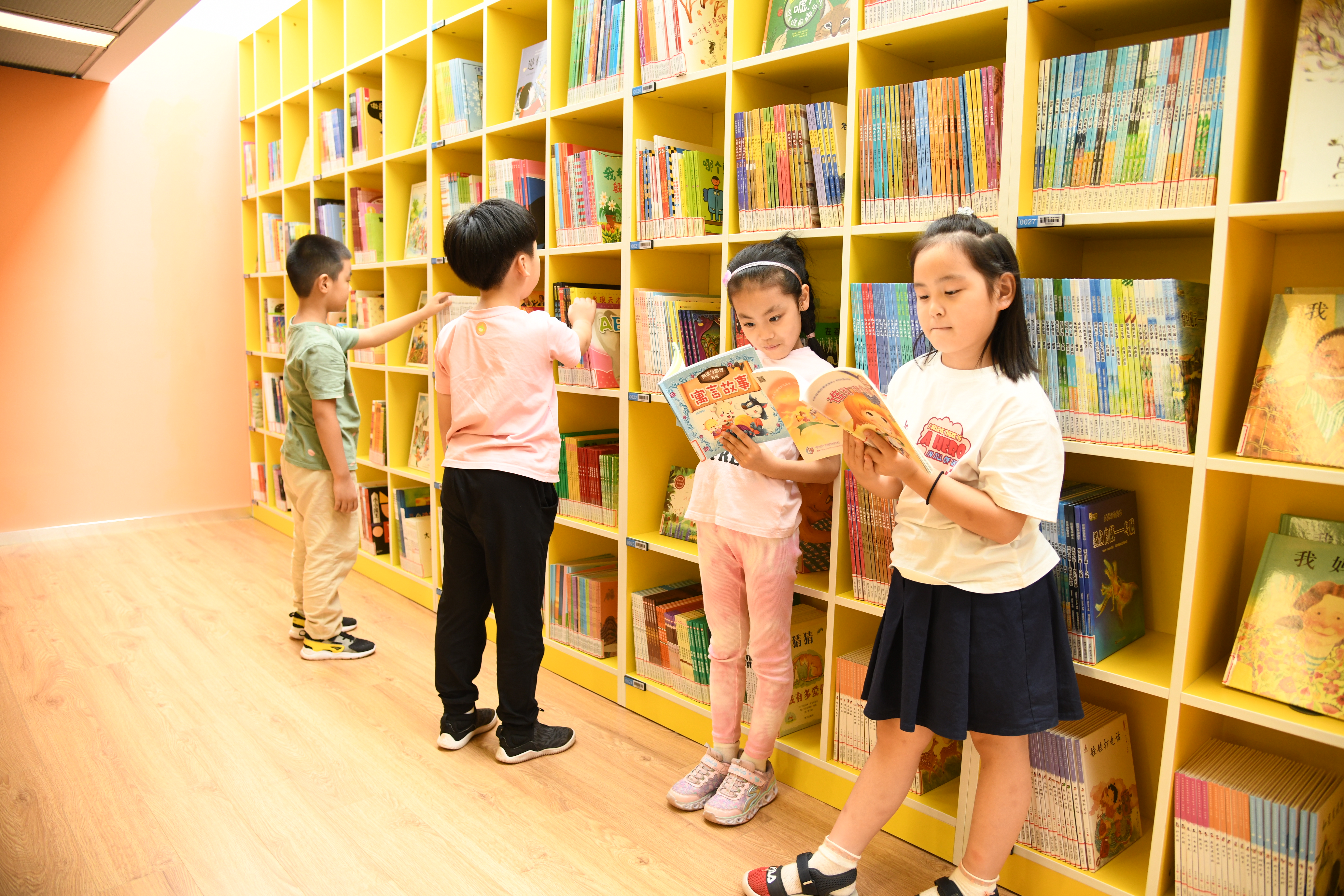 小学生图书馆阅读