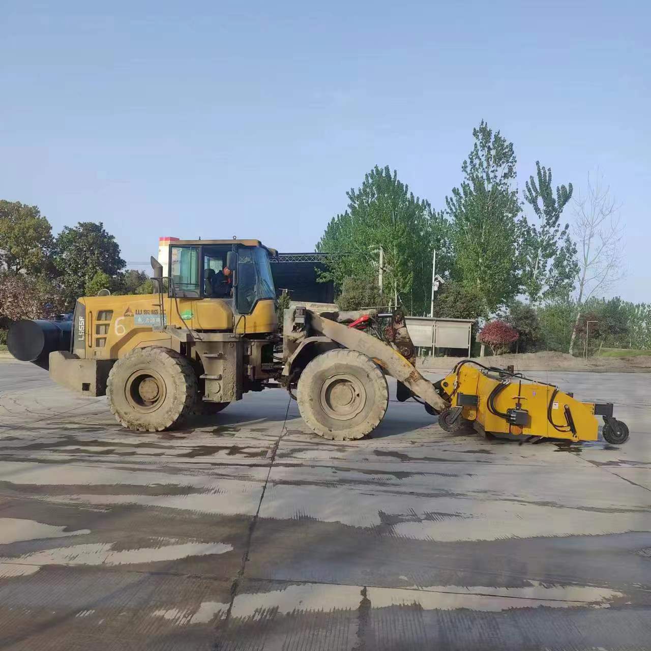 鏟車改裝掃地機 鏟車清掃器 前置灑水式封閉式清掃器