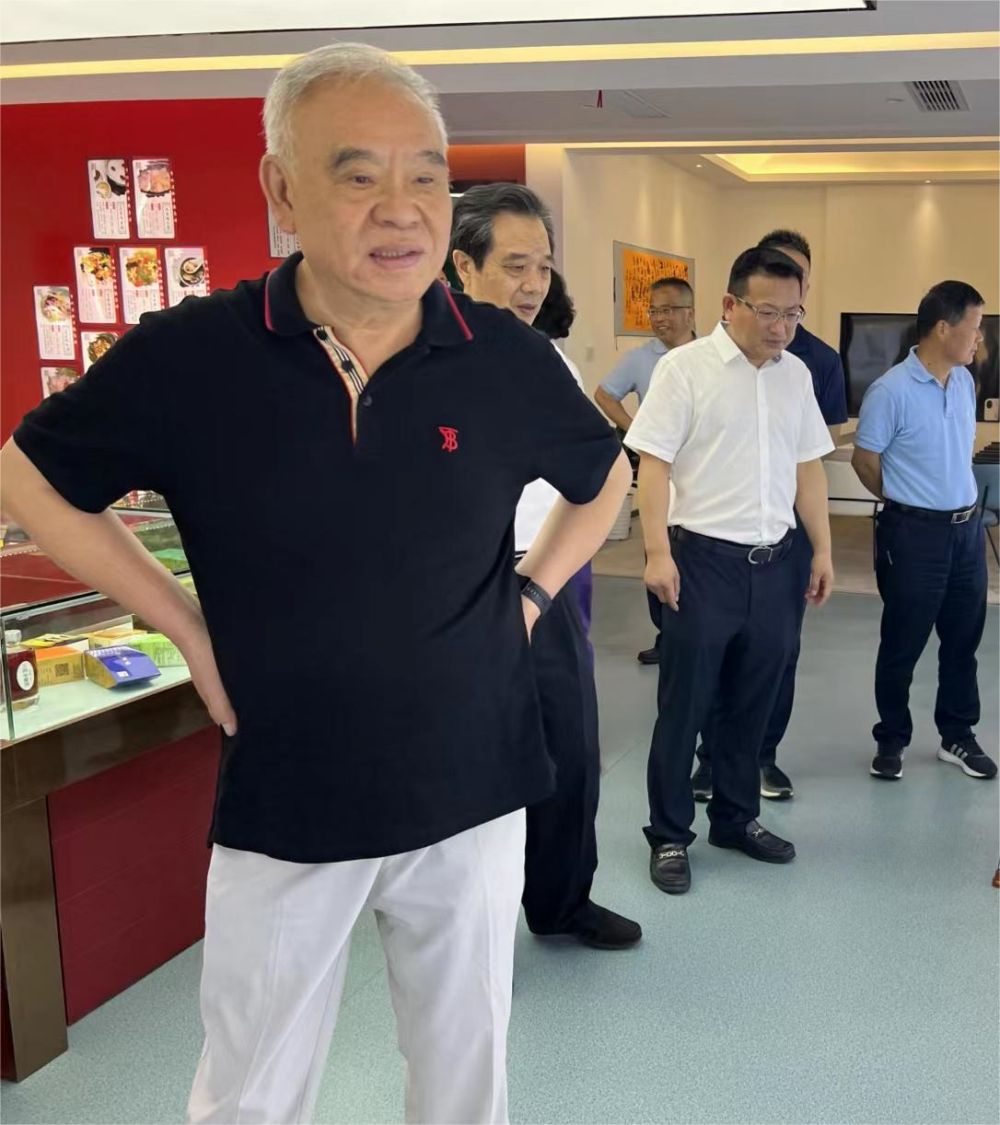 原浙江省省長呂祖善、原省人大副主任厲志海等領導在縣長何浩挺等陪同下視察盤安藥膳文化展廳.jpg