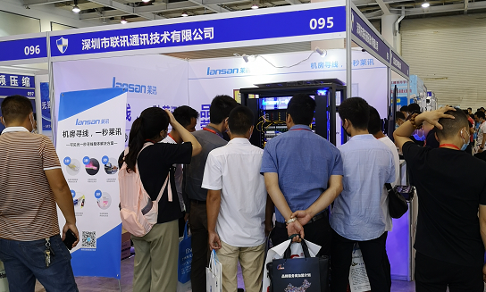 深圳市聯訊通訊公司展位人群涌動.png