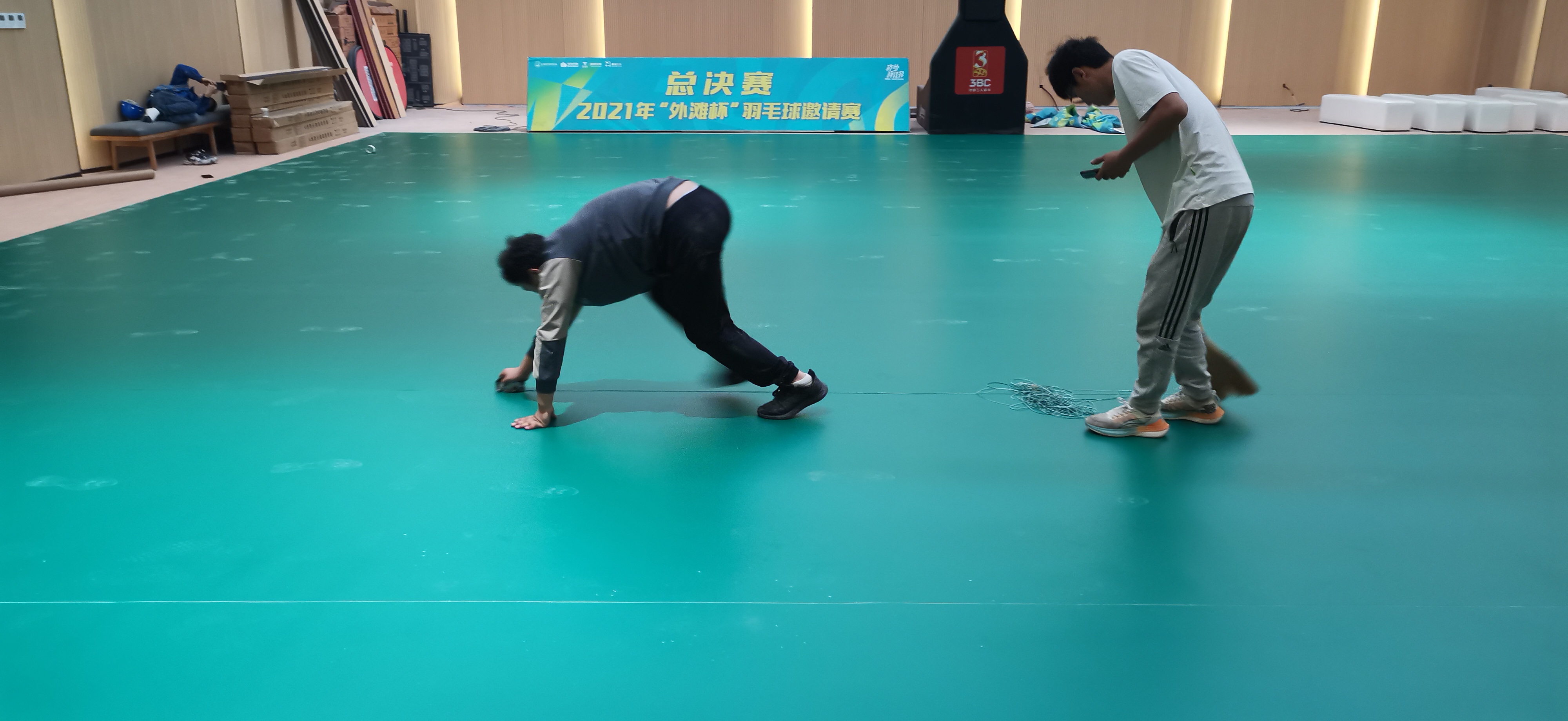 淄博燒烤模式--你真誠以待，我全力以赴--PVC羽毛球運動地板鋪設的速度和質量