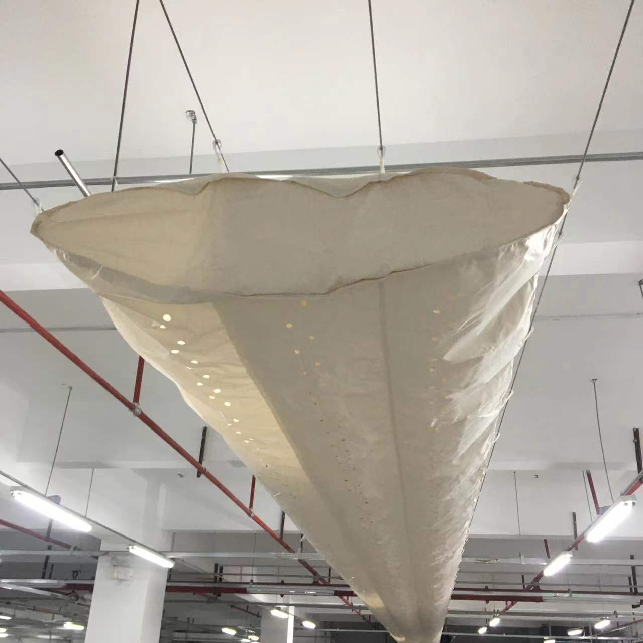 未吹風(fēng)的橢圓形織物風(fēng)管.png