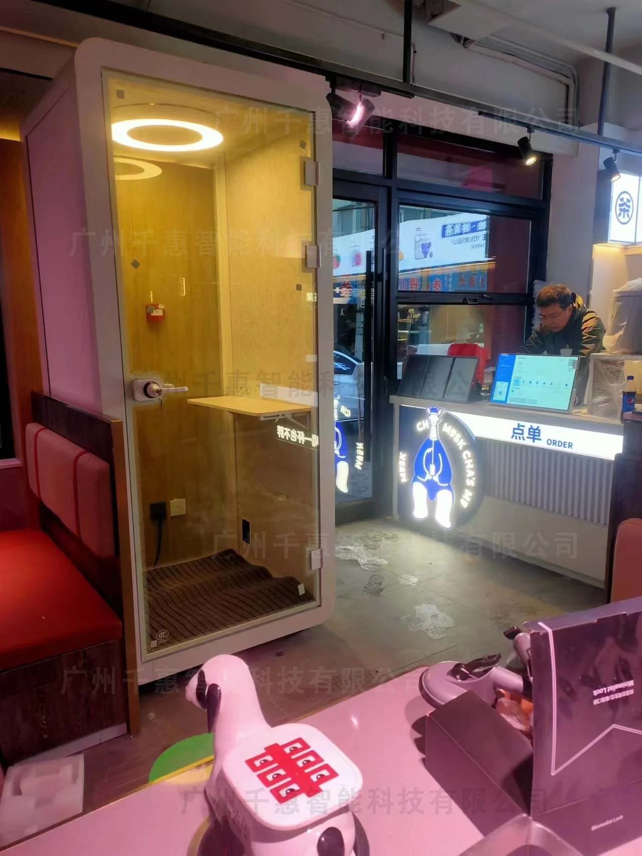 游戲店鋪里的隔音艙1.jpg 游戲店鋪里的隔音艙1.jpg