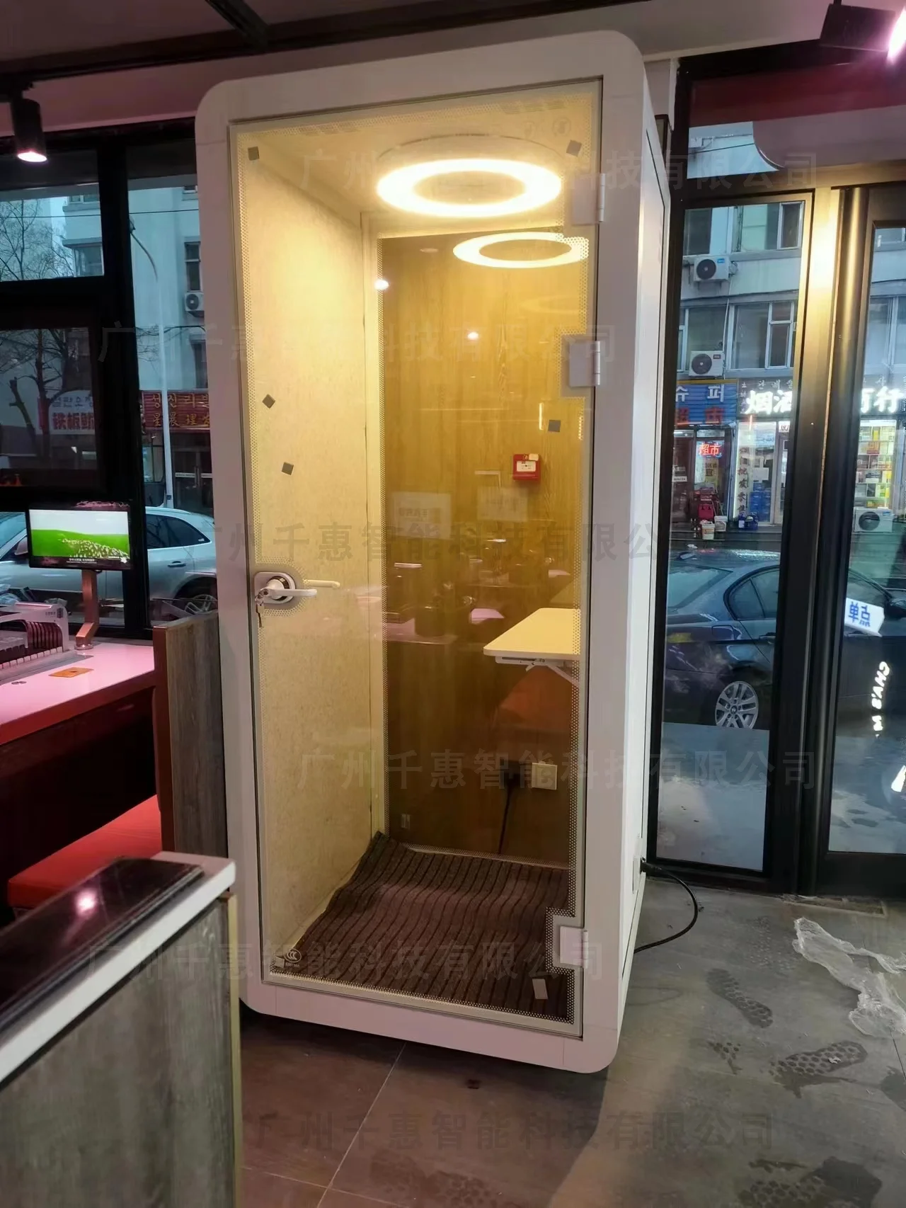 游戲店鋪里的隔音艙2.jpg 游戲店鋪里的隔音艙2.jpg