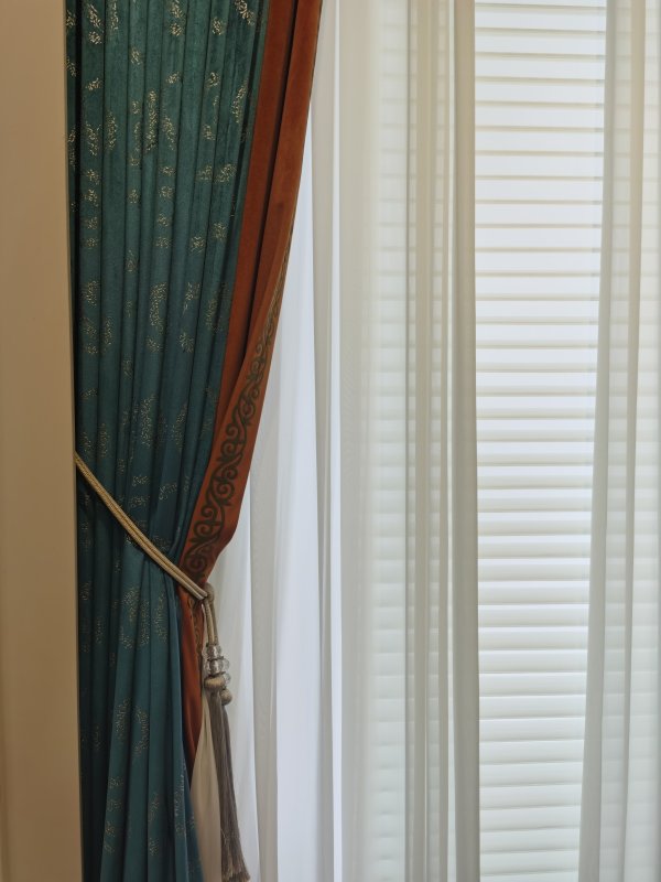 深綠色窗簾