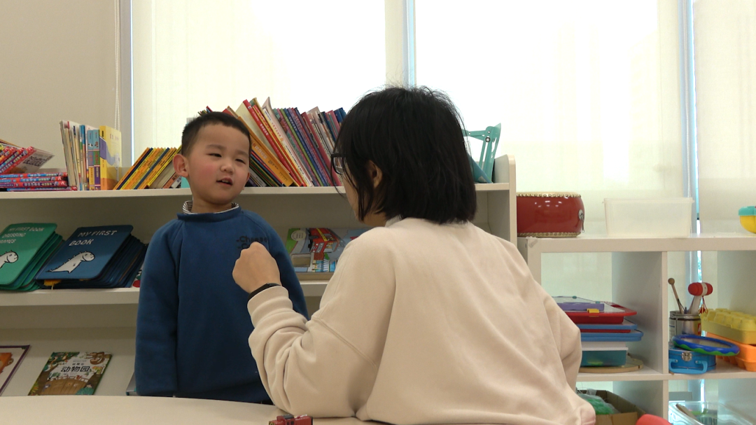 自閉癥孩子出現(xiàn)自我刺激的原因和處理辦法