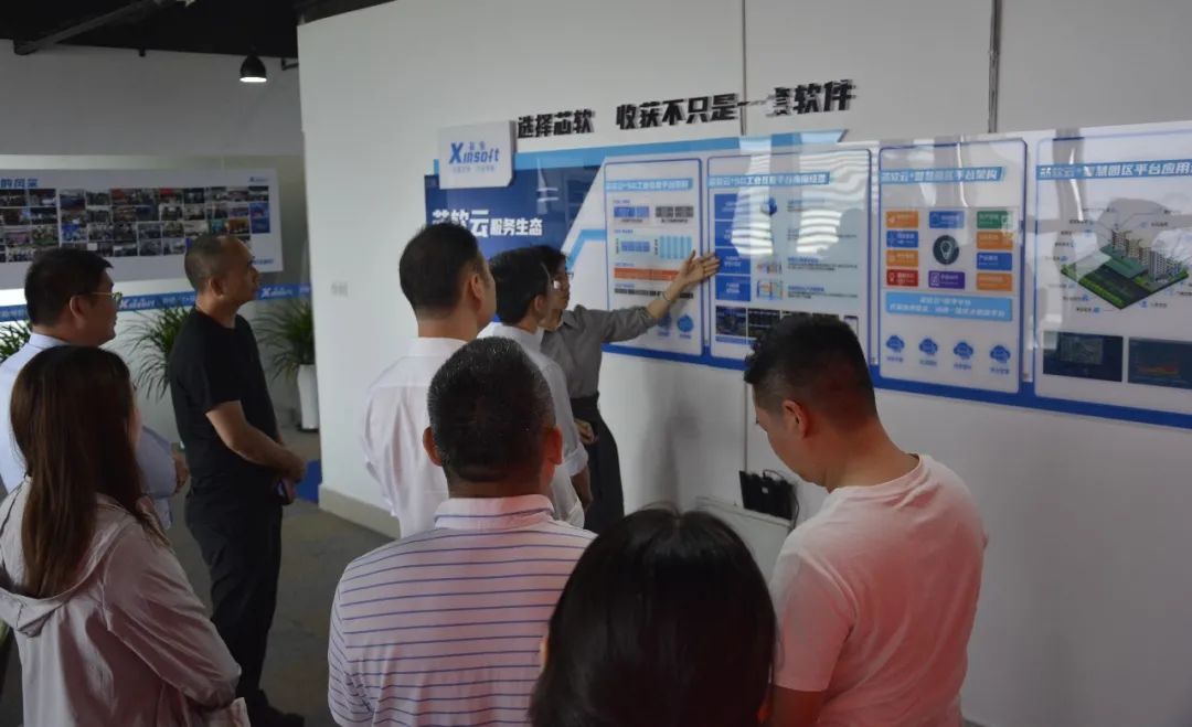 深圳市龍華區(qū)大浪街道領導一行蒞臨芯軟智控參觀考察7.jpg