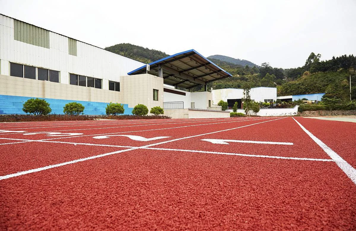 學(xué)校跑道地面.jpg