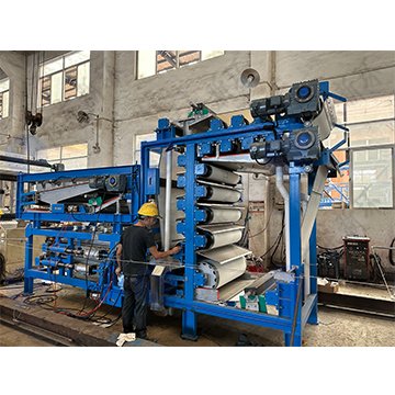 新環(huán)牌BSZD-P系列立式多輥帶機(jī)污泥脫水機(jī)