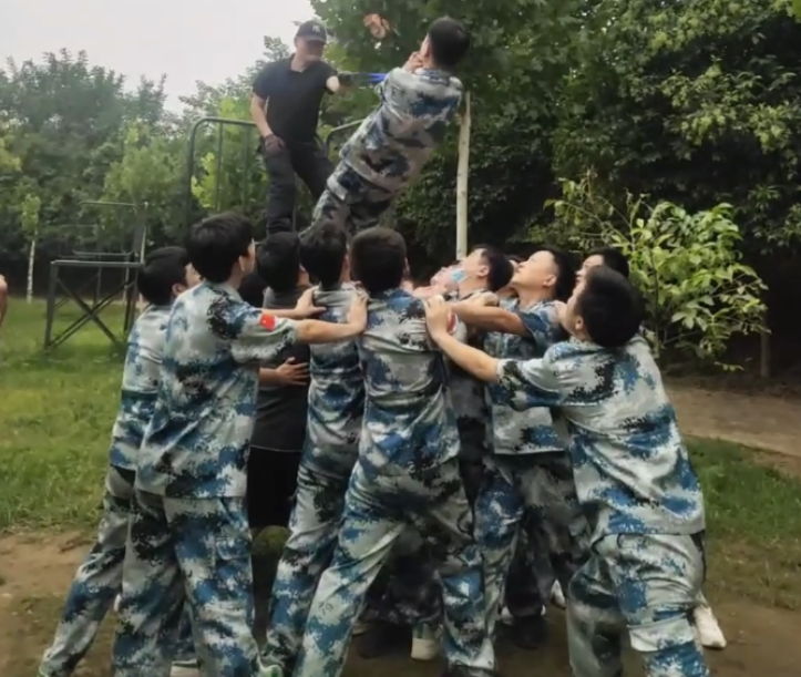 團(tuán)隊(duì)活動(dòng)之信任背摔.png