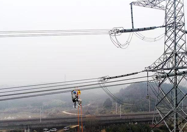 “小飛人”帶電作業消除超高壓線路安全隱患