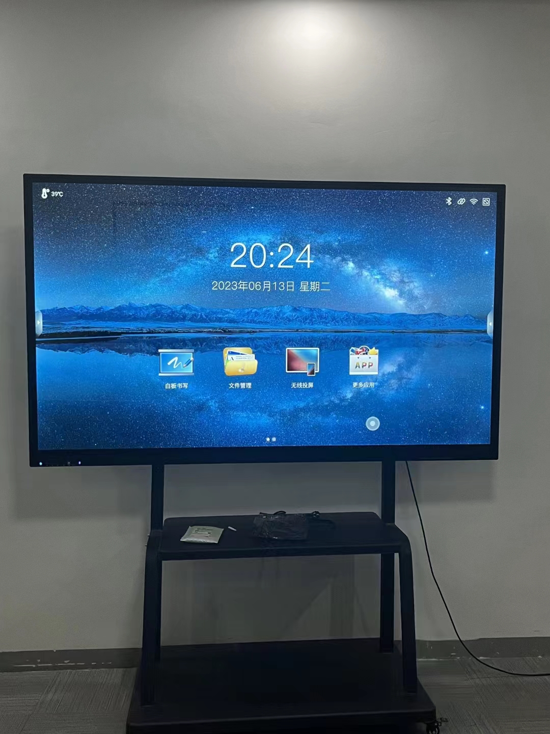 深圳某醫(yī)公司65寸會議機(jī)