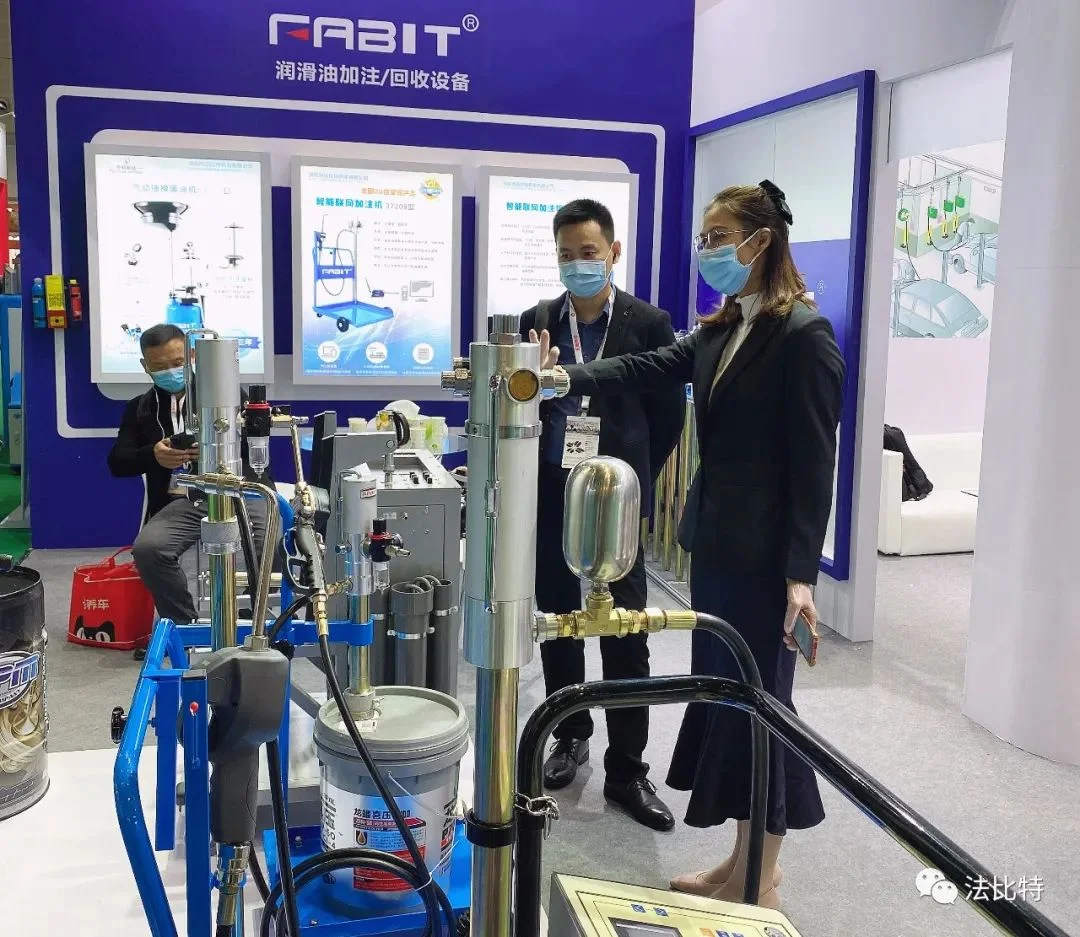 法比特销售经理正向客户介绍抽油泵的优势特点.jpg