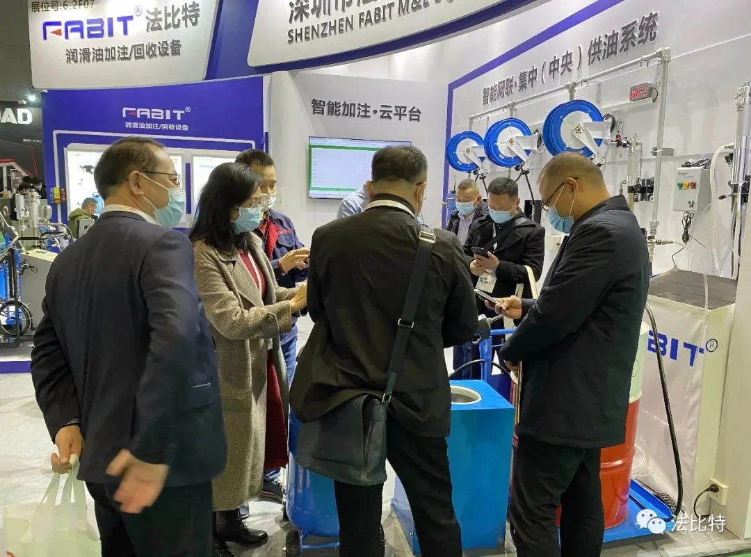 法比特陈总正向客户介绍37209型的功能特点——随时随地联接云端SaaS系统.jpg