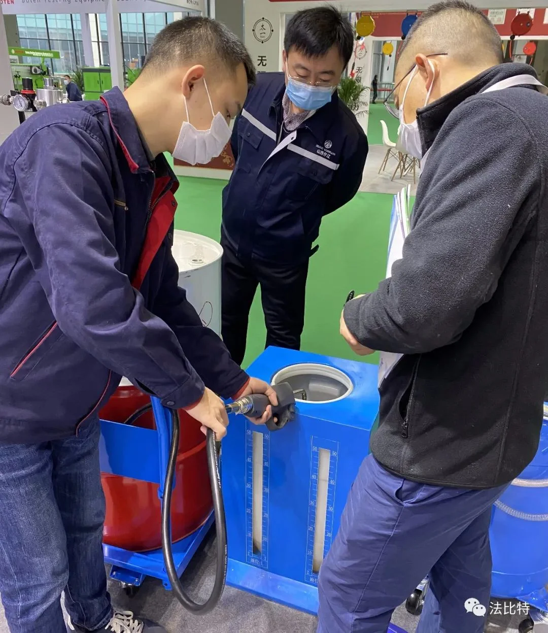 法比特技术人员正向客户展示加油操作.jpg