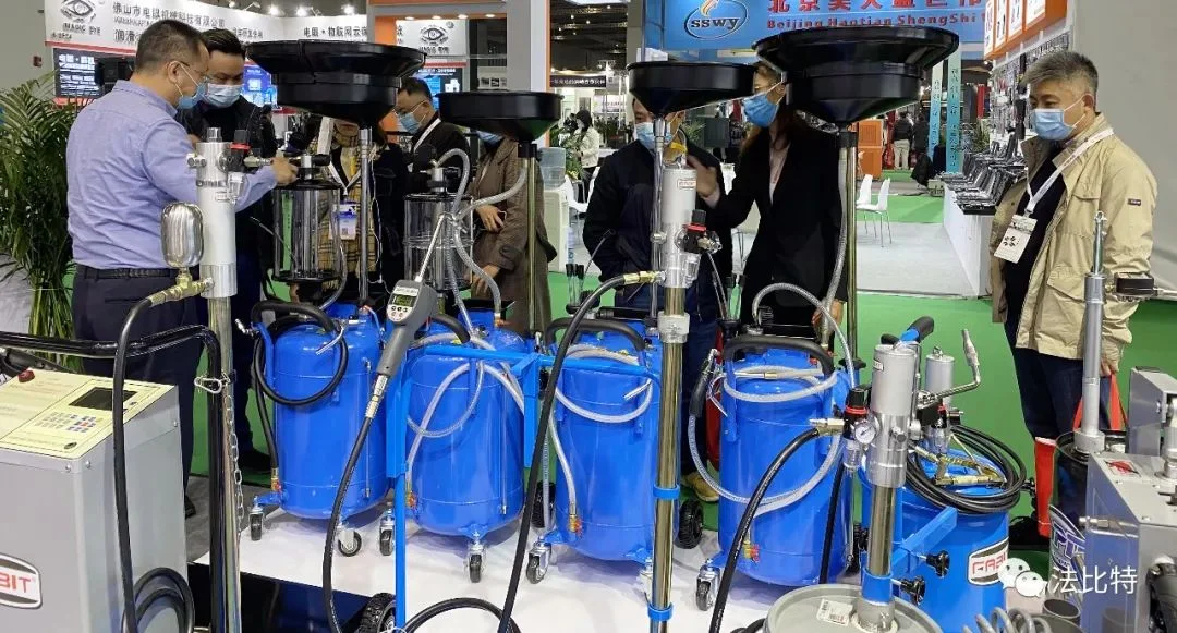 法比特彭总正向客户讲解抽接油神器—44090D的独家专利技术特点.jpg
