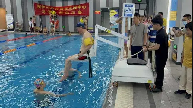 水趣泳池升降機