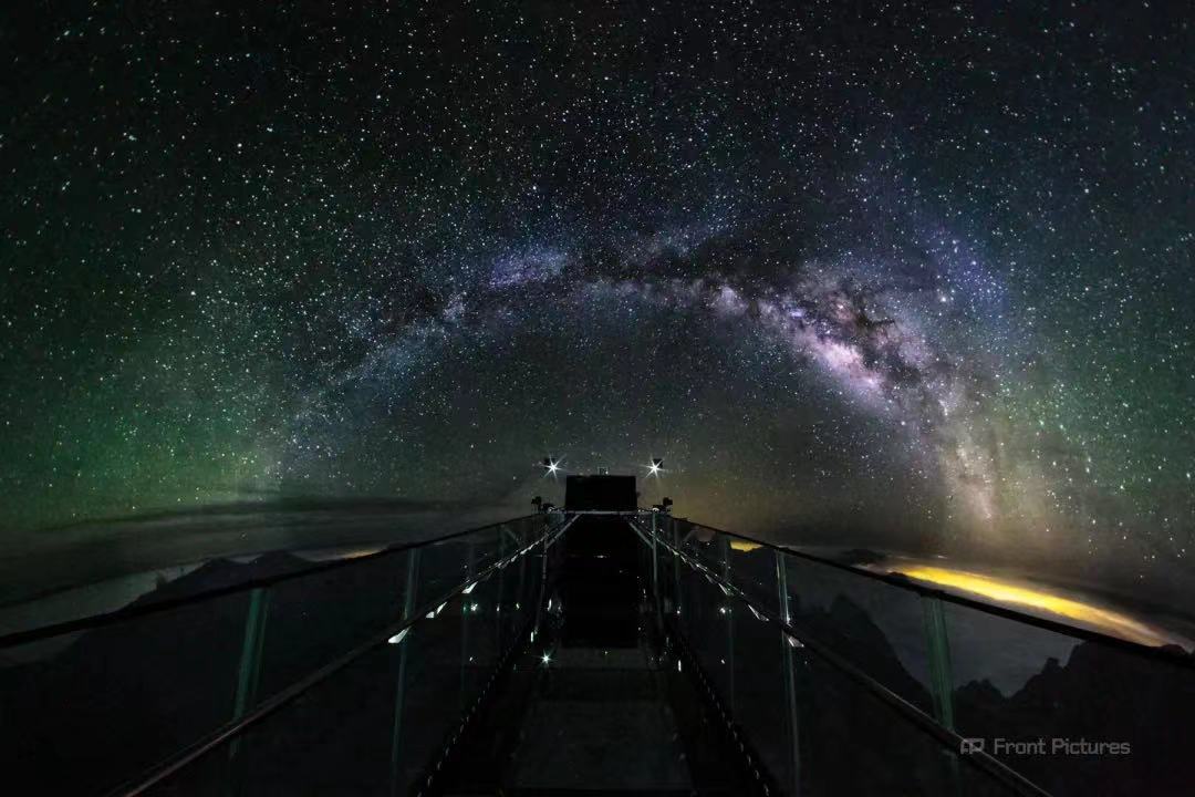 球幕投影，带你看不一样的世界。