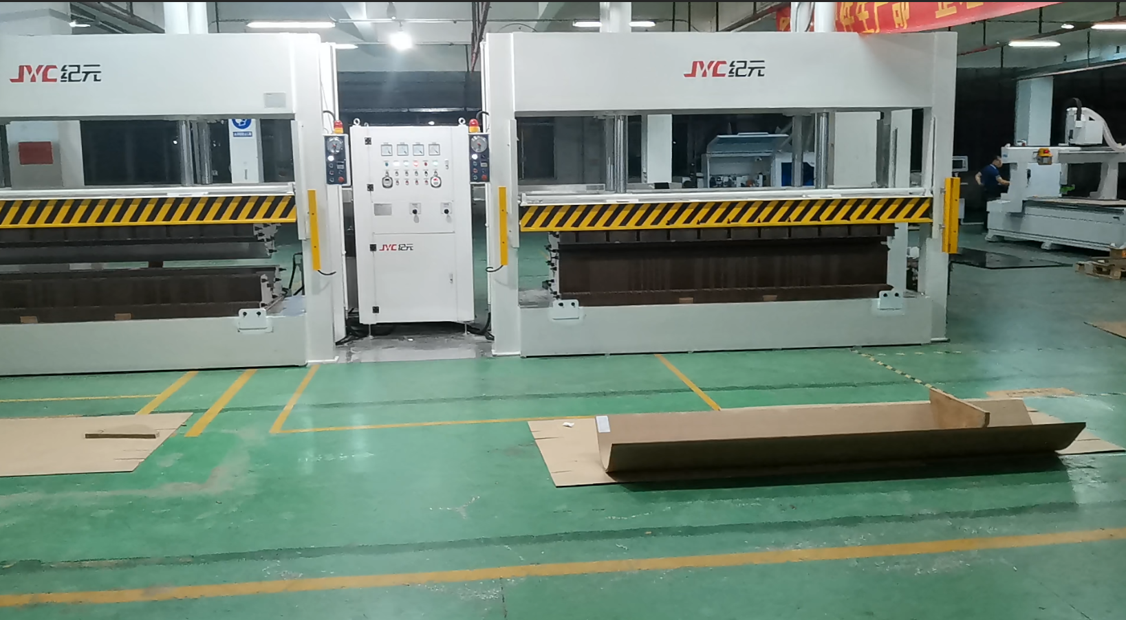 原來(lái)，好萊客的弧形板是這樣做出來(lái)的！