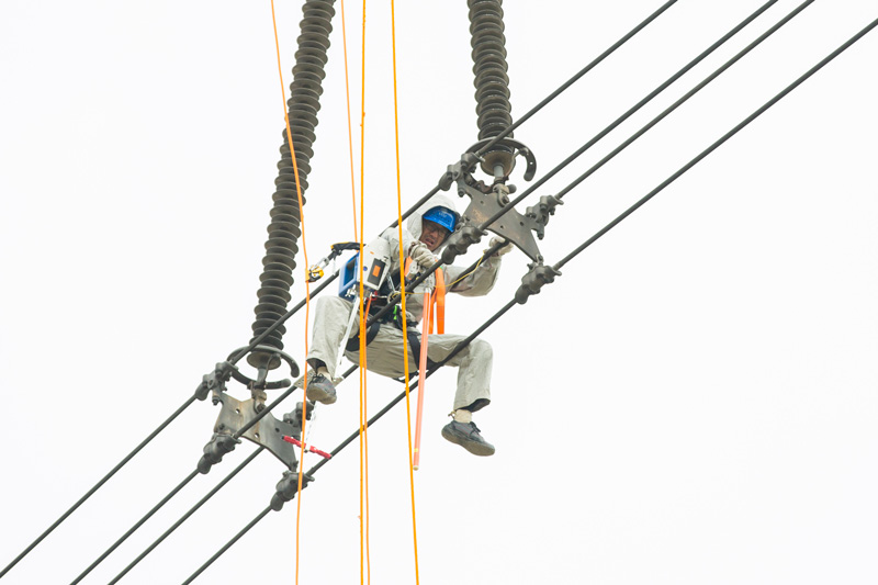 寧波電網完成全省初次“組合式”500 千伏線路等電位作業
