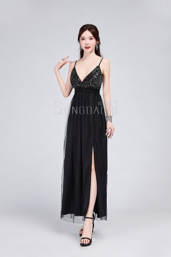 吊帶深 V 禮服：詮釋女性魅力